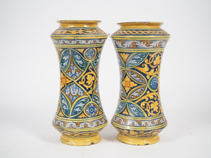 Paire d'albarelli italiens XVIIème en majolique à décor émaillé polych