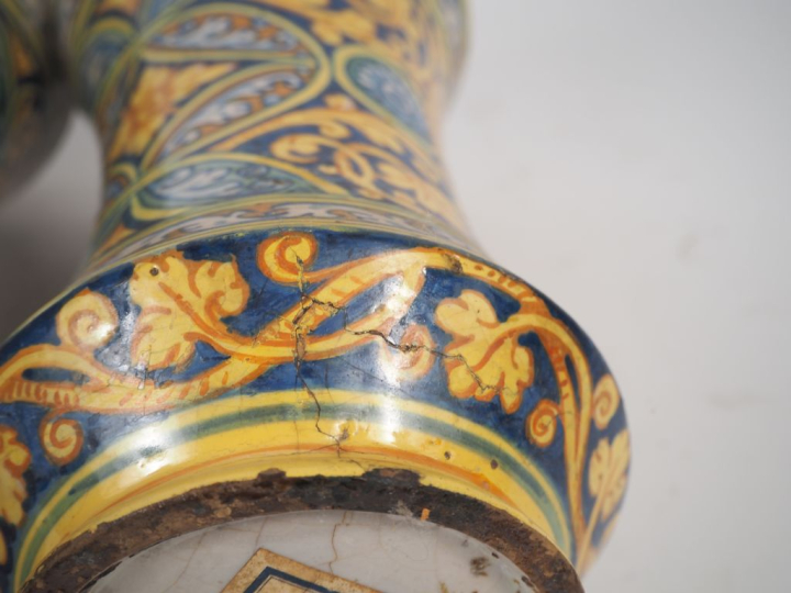 Paire d'albarelli italiens XVIIème en majolique à décor émaillé polych