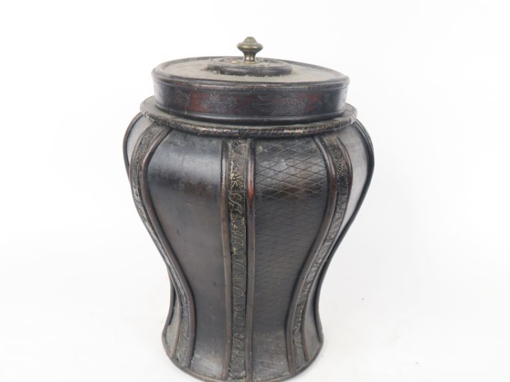 Grand pot couvert en bois à décor de motifs de vannerie, prise en lait