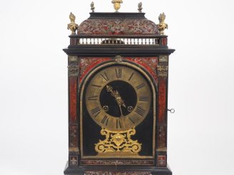 Vente aux enchères Pendule religieuse de style Louis XIV en marqueterie Boulle à décor de