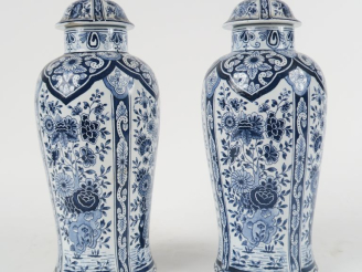 Vente aux enchères Paire de vases couverts en faïence de Delft à décor en camaïeu de bleu