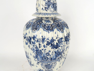 Vente aux enchères Potiche couverte en faïence de Delft à décor bleu blanc de vasques de 