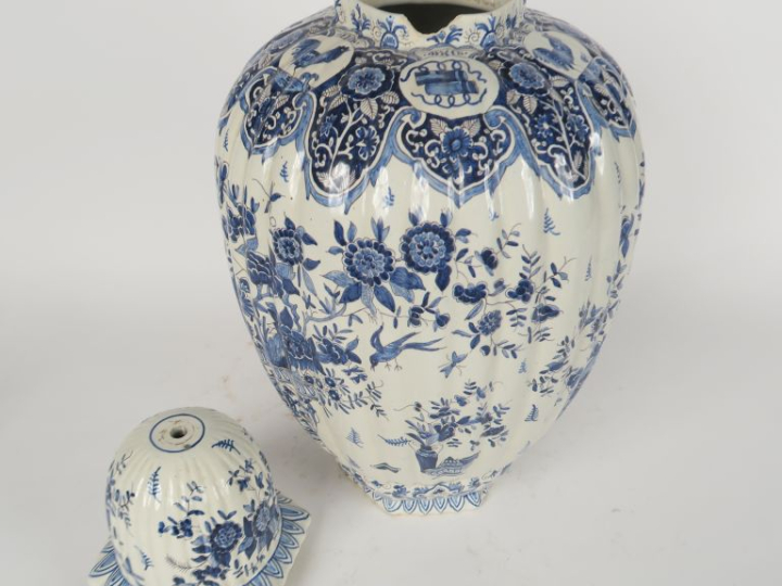 Potiche couverte en faïence de Delft à décor bleu blanc de vasques de 