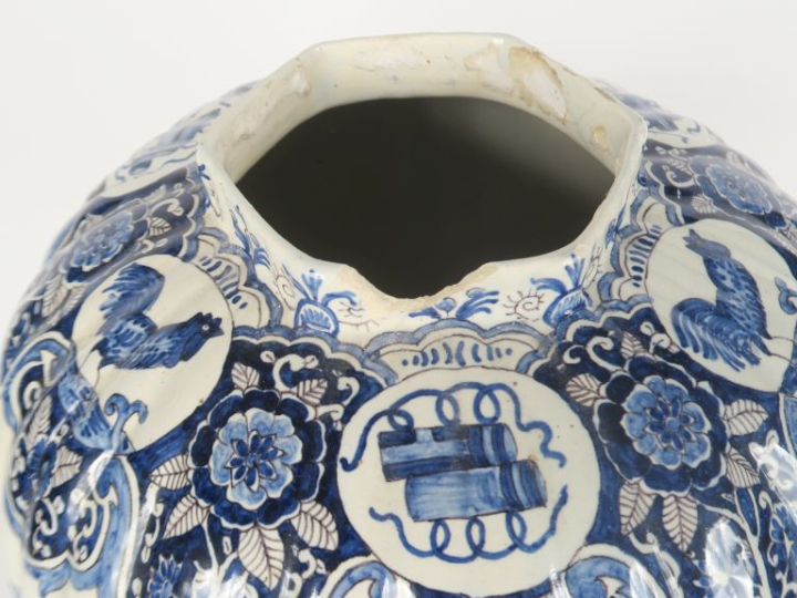 Potiche couverte en faïence de Delft à décor bleu blanc de vasques de 