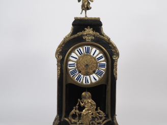 Vente aux enchères Cartel de style Louis XV en bois noirci et bronze à décor de renommée 