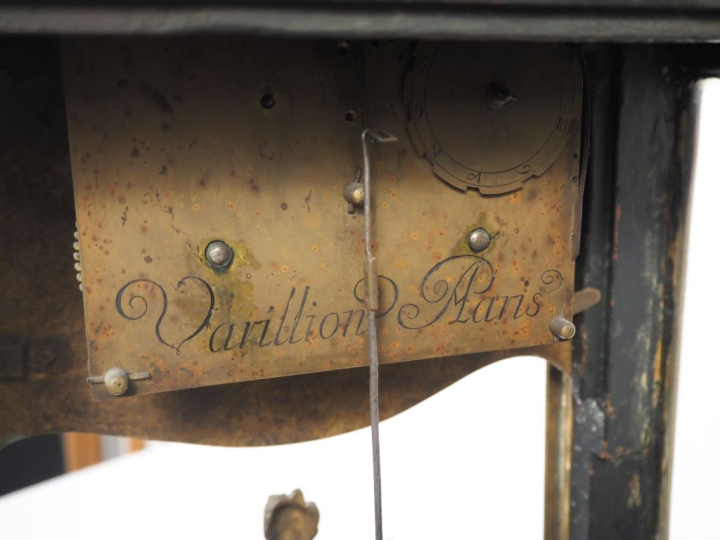 Cartel de style Louis XV en bois noirci et bronze à décor de renommée 