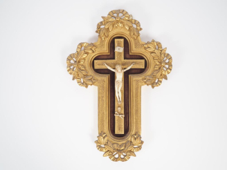 Vente aux enchères Crucifix XIXème en bois et stuc doré à décor de nœuds de rubans, agrém