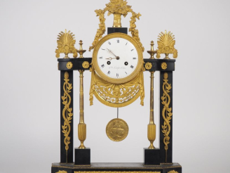 Vente aux enchères Pendule portique première partie du XIXème en marbre noir et bronze do