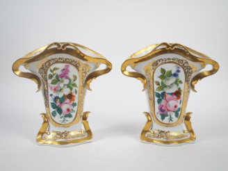 Vente aux enchères Paire de vases d'église XIXème en porcelaine de Paris, à décor de bouq