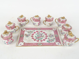 Vente aux enchères SAMSON. 7 petits pots à crème sur leur plateau en porcelaine à décor é