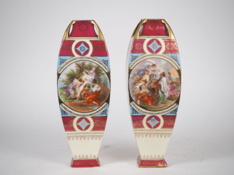 Vente aux enchères Paire de vases 1900 en porcelaine à décor polychrome et doré de scènes