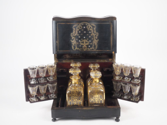 Vente aux enchères Cave à liqueur Napoléon III en placage de bois noirci à décor en marqu