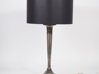 Vente aux enchères Lampe de style Louis XVI en métal argenté à décor de frises de perles 
