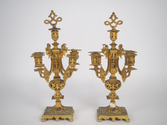 Vente aux enchères Paire de candélabres Napoléon III de style Renaissance à décor ajouré 