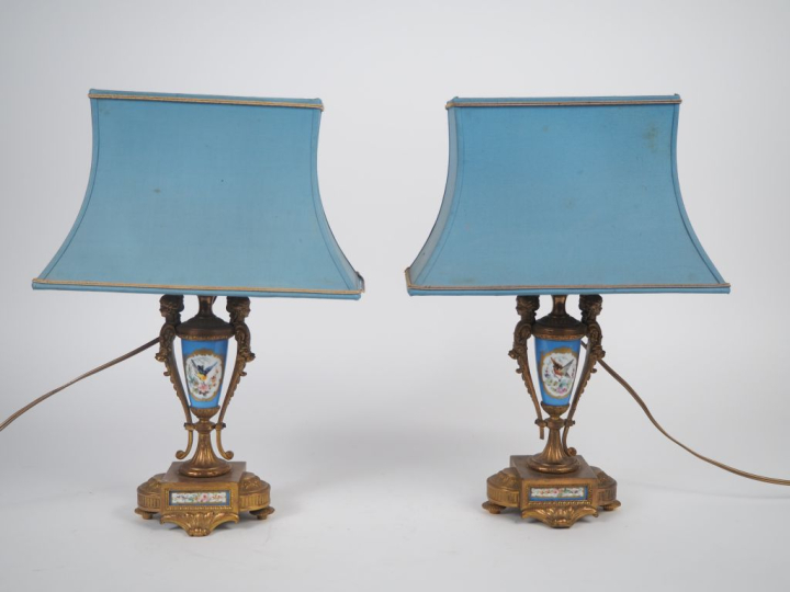 Paire de lampes Napoléon III de style Louis XVI en régule et porcelain