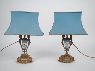 Vente aux enchères Paire de lampes Napoléon III de style Louis XVI en régule et porcelain