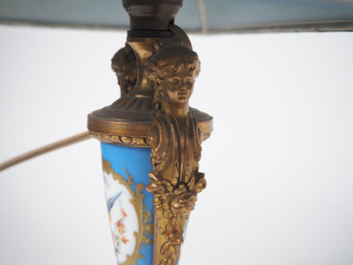 Paire de lampes Napoléon III de style Louis XVI en régule et porcelain