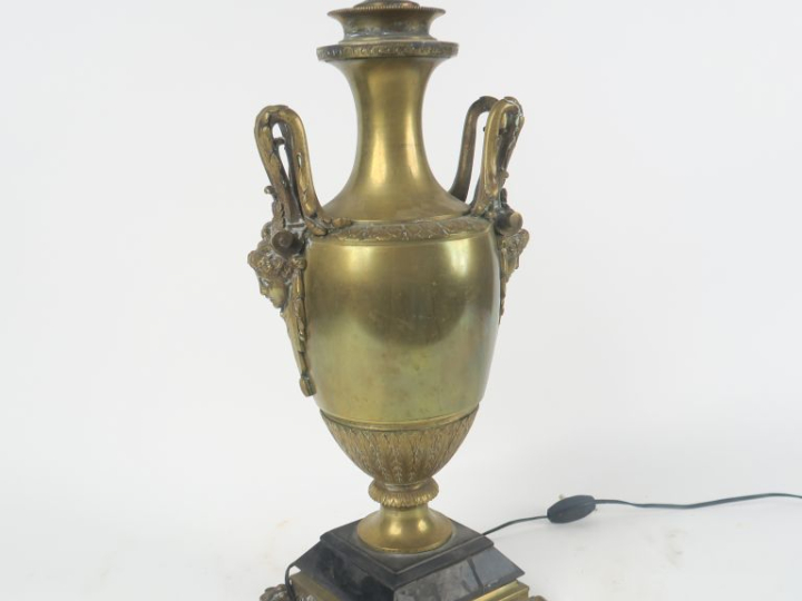 Vase Napoléon III de style Empire en bronze à décor d'espagnolettes et
