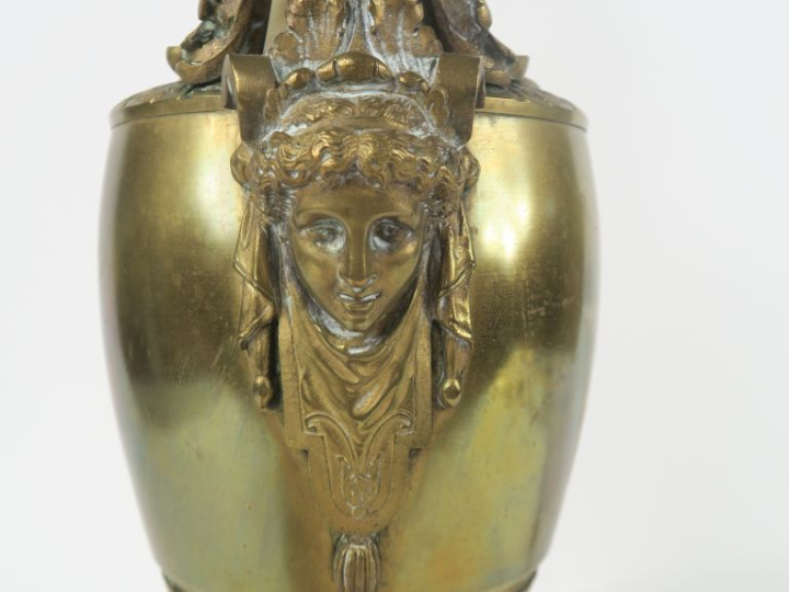 Vase Napoléon III de style Empire en bronze à décor d'espagnolettes et