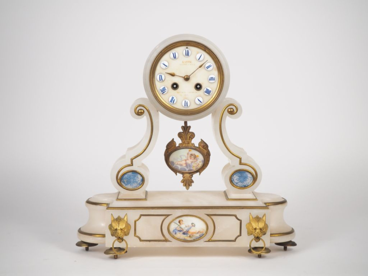 Pendule portique Napoléon III en albâtre et bronze, à décor d'angelots