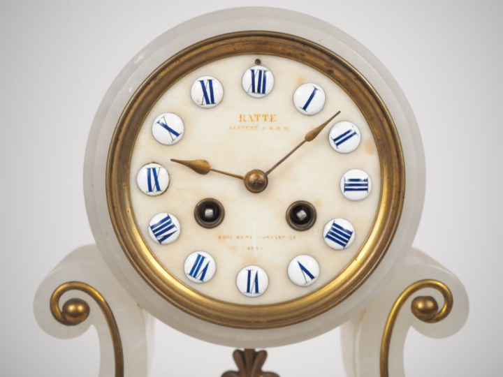 Pendule portique Napoléon III en albâtre et bronze, à décor d'angelots