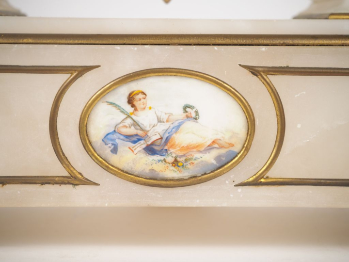 Pendule portique Napoléon III en albâtre et bronze, à décor d'angelots