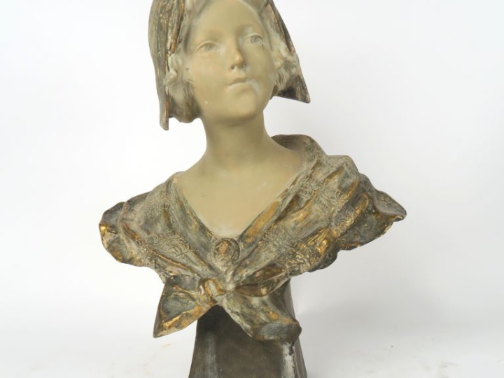A. RICHARD. "Buste de jeune fille au fichu". Sculpture en plâtre polyc
