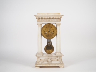 Vente aux enchères Pendule portique Napoléon IIII en marbre blanc, cadran en bronze à chi