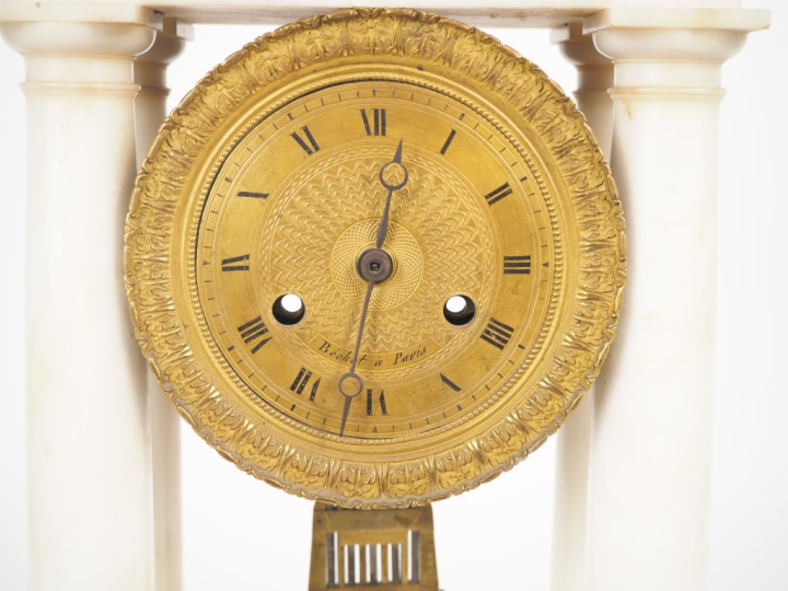 Pendule portique Napoléon IIII en marbre blanc, cadran en bronze à chi