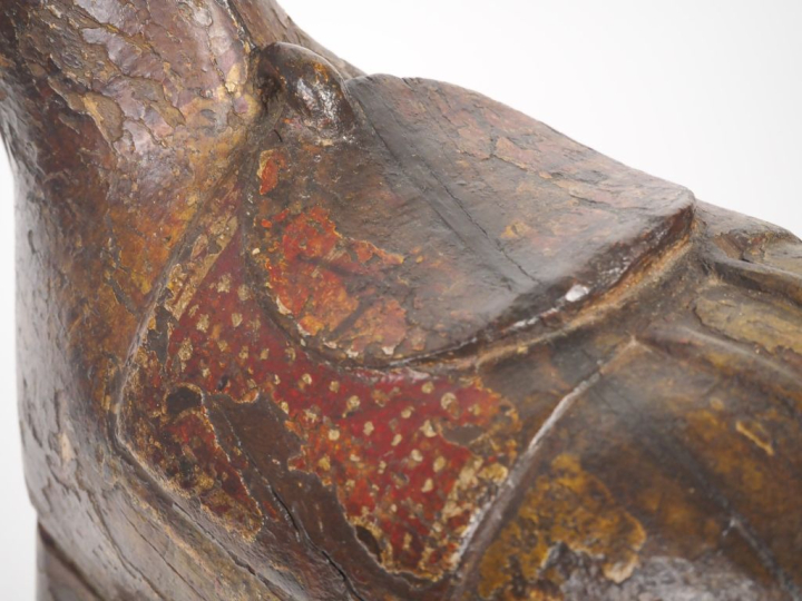 Cheval oriental en bois polychrome. Dim. 46 x 45 x 14 cm. (Sauts de po