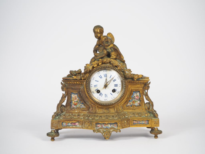 Pendule Napoléon III de style Louis XVI en bronze et plaques de porcel