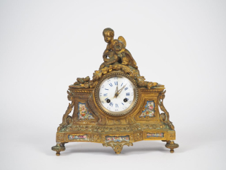 Vente aux enchères Pendule Napoléon III de style Louis XVI en bronze et plaques de porcel