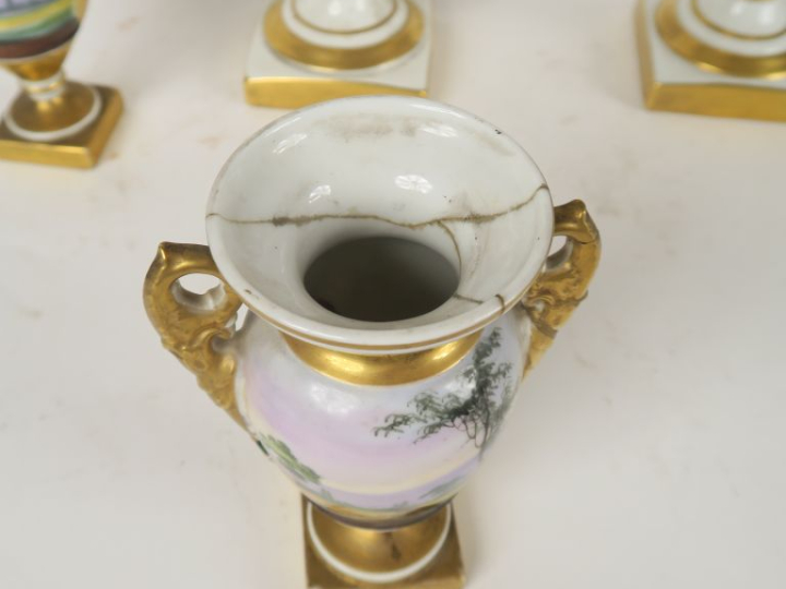 Garniture de cheminée Napoléon III en porcelaine de Paris à décor de p