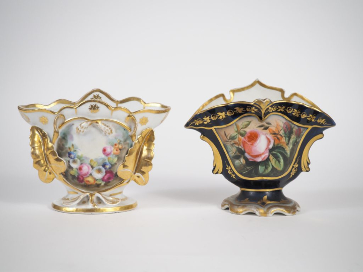 Deux vases d'église Napoléon III en porcelaine de Paris à décor polych