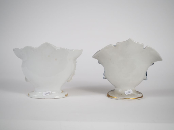 Deux vases d'église Napoléon III en porcelaine de Paris à décor polych