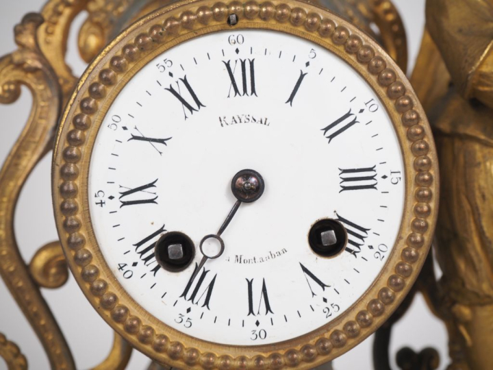 Pendule Napoléon III en régule doré et albâtre à décor de musicien. Ca