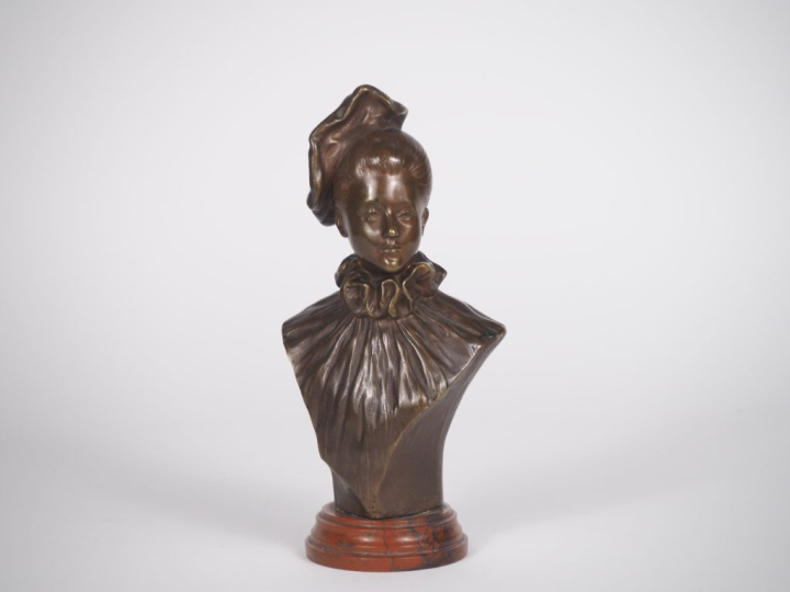 VIDAL. "Elégante au béret". Sujet en bronze à patine brune sur un socl