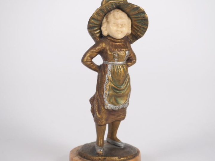 BAILLY.  "Jeune fille au chapeau" Sculpture chryséléphantine sur un so