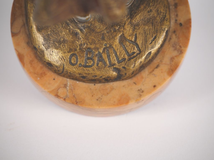 BAILLY.  "Jeune fille au chapeau" Sculpture chryséléphantine sur un so