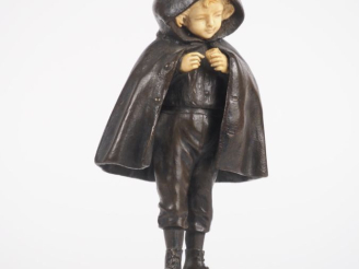 Vente aux enchères CHOPARD.  "Jeune garçon à la cape" Sculpture chryséléphantine. Signée.
