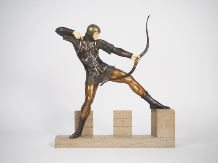 P. LE FAGUAYS. "Archer médiéval" Sculpture chryséléphantine. Signée. D