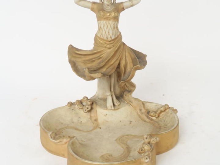 ROYAL DUX. Grand vide-poche Art Nouveau en biscuit blanc et doré à déc