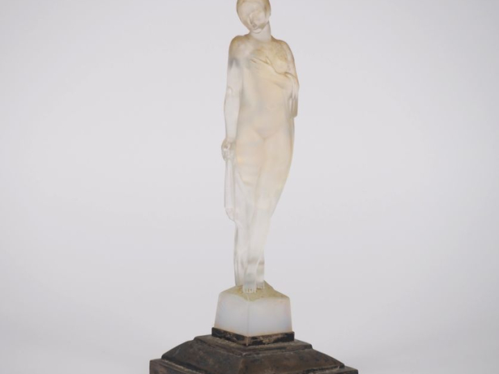 SABINO. "Modèle sur la pointe des pieds". Sujet en verre opalescent su