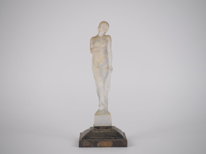 SABINO. "Modèle sur la pointe des pieds". Sujet en verre opalescent su