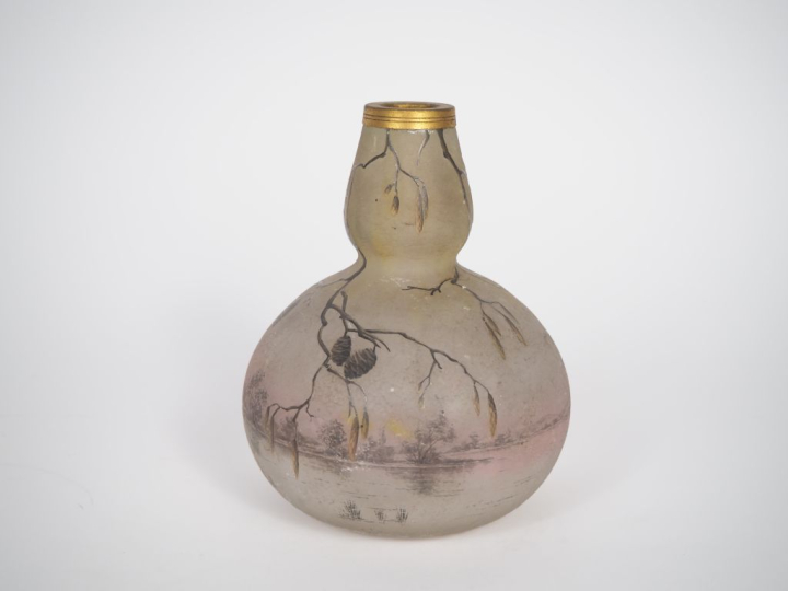 DAUM à Nancy. Vase en verre à décor émaillé d'un paysage lacustre au p