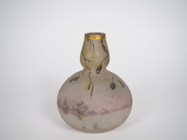 DAUM à Nancy. Vase en verre à décor émaillé d'un paysage lacustre au p