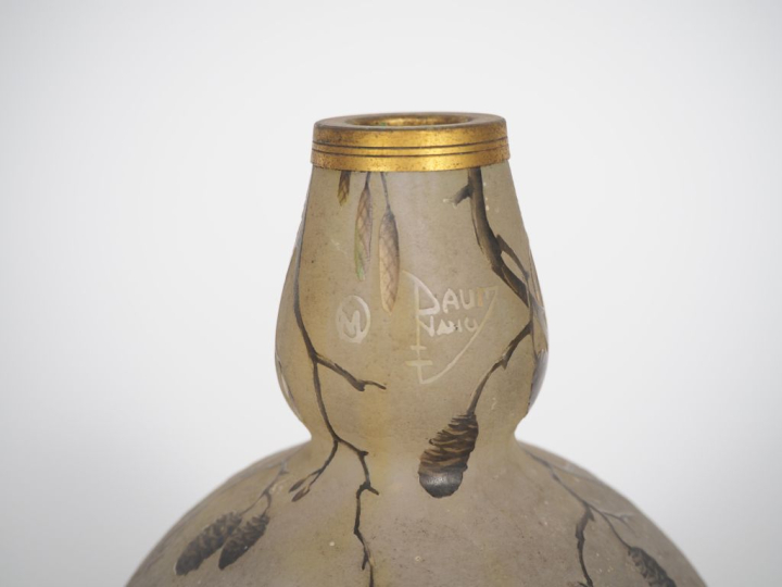 DAUM à Nancy. Vase en verre à décor émaillé d'un paysage lacustre au p