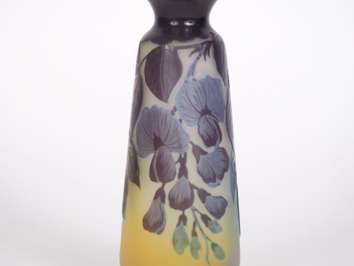 GALLE. Vase en verre à décor gravé en camée et à l'acide de fleurs et 