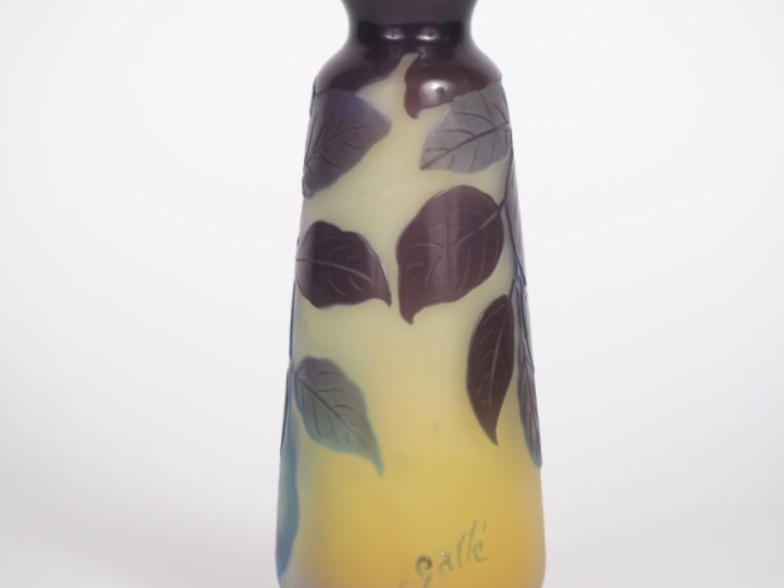 GALLE. Vase en verre à décor gravé en camée et à l'acide de fleurs et 