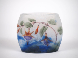 Vente aux enchères DAUM Nancy. Vase ovoïde en verre multicouche à décor en camée et dégag